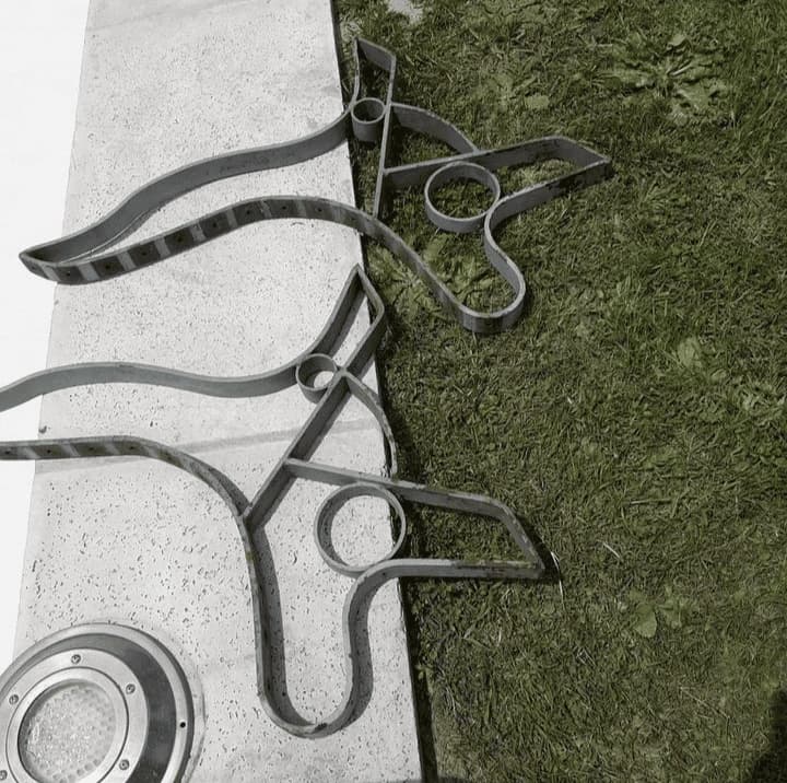 Piezas metálicas con óxido y corrosión antes del arenado