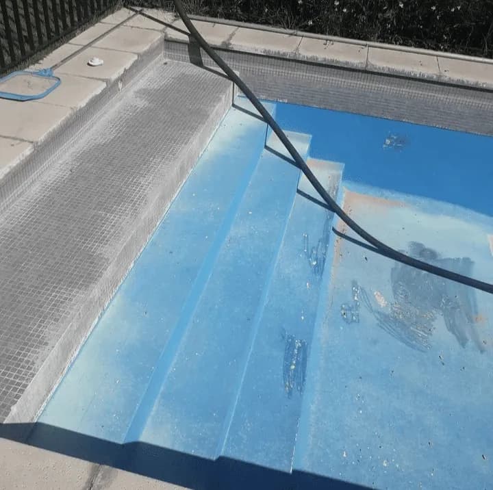 Escalera de pileta antes del arenado - Pilar