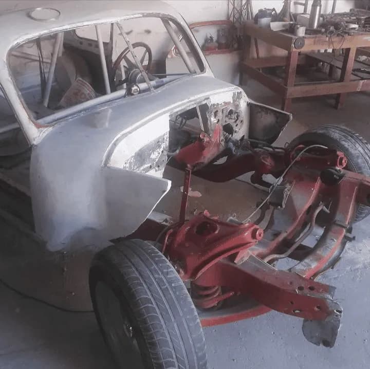 Vehículo con óxido y pintura deteriorada antes del arenado