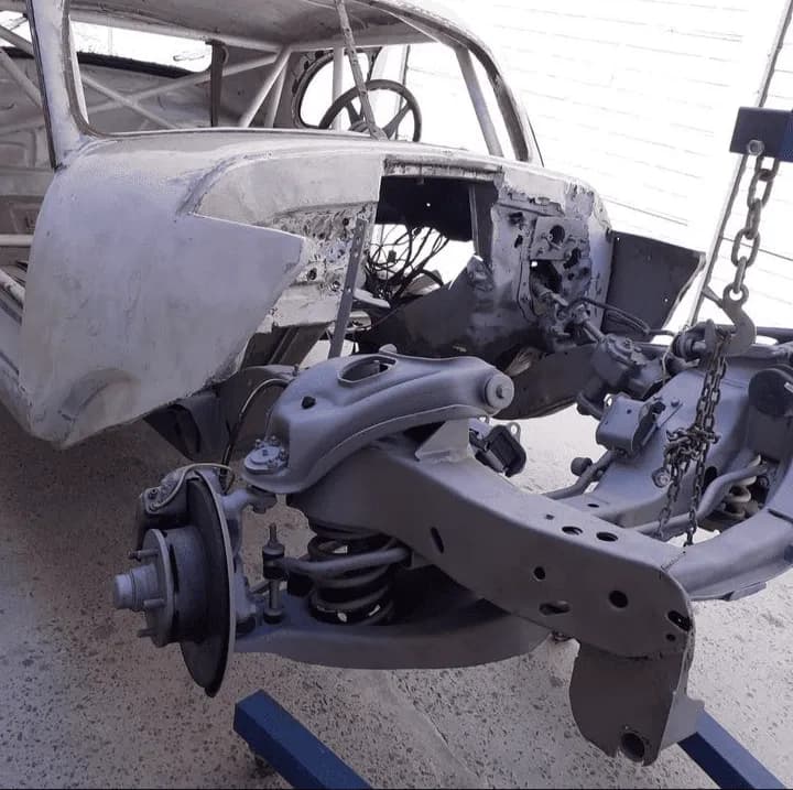 Vehículo restaurado después del proceso de arenado profesional